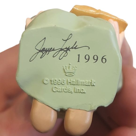 Prayer for Peace Hallmark Keepsake Ornament sculpted by Joyce Lyle 1996 - Picture 2 of 11